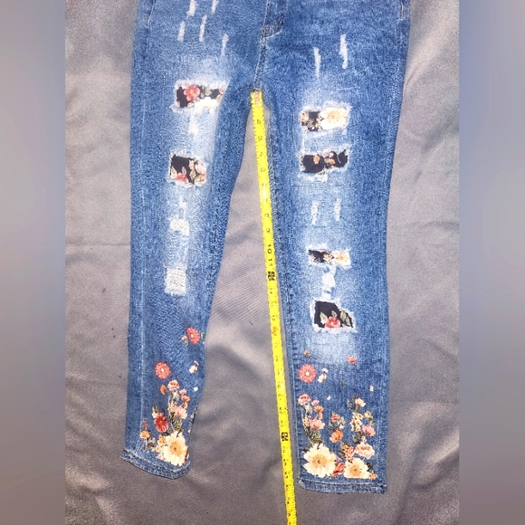 Ripped hole, flower pattern, embroidered women's boyfriend jeans - Picture 13 of 15